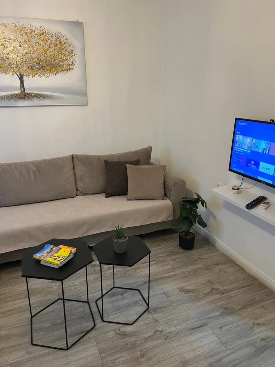 TV and multimedia, Living room, Seating area