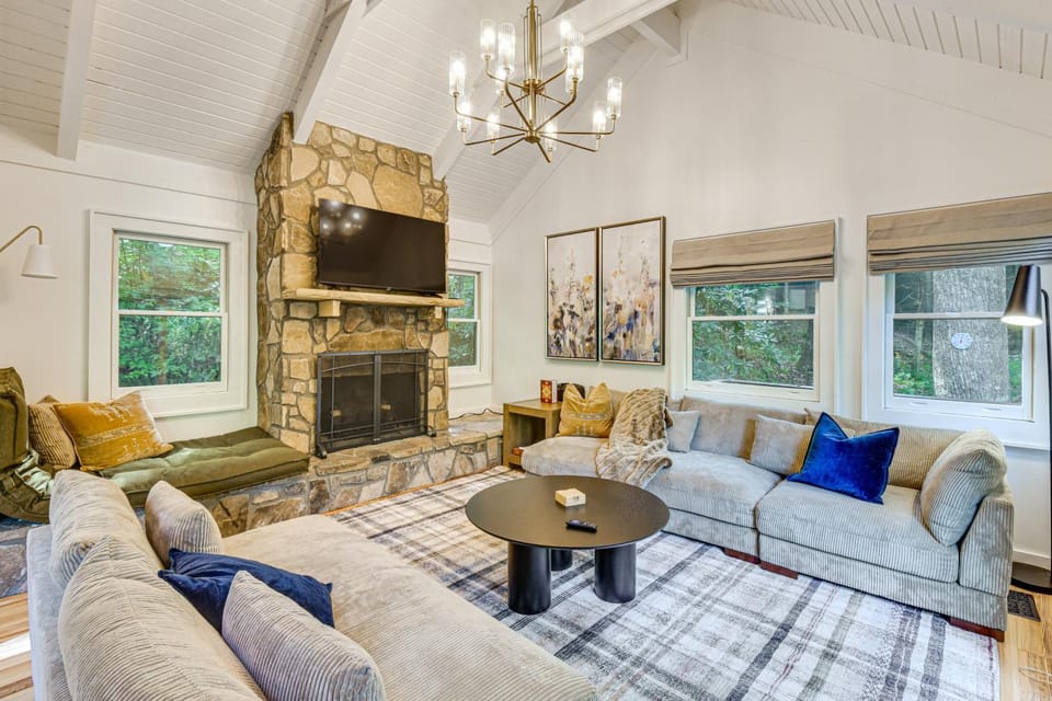 Newly Renovated: Pet-Friendly Sapphire Retreat! House in Tennessee