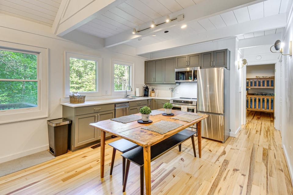 Newly Renovated: Pet-Friendly Sapphire Retreat! House in Tennessee