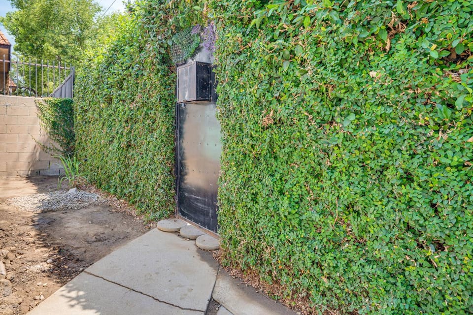 Walkable Location: Single-Story Van Nuys Apartment Apartment in Van Nuys