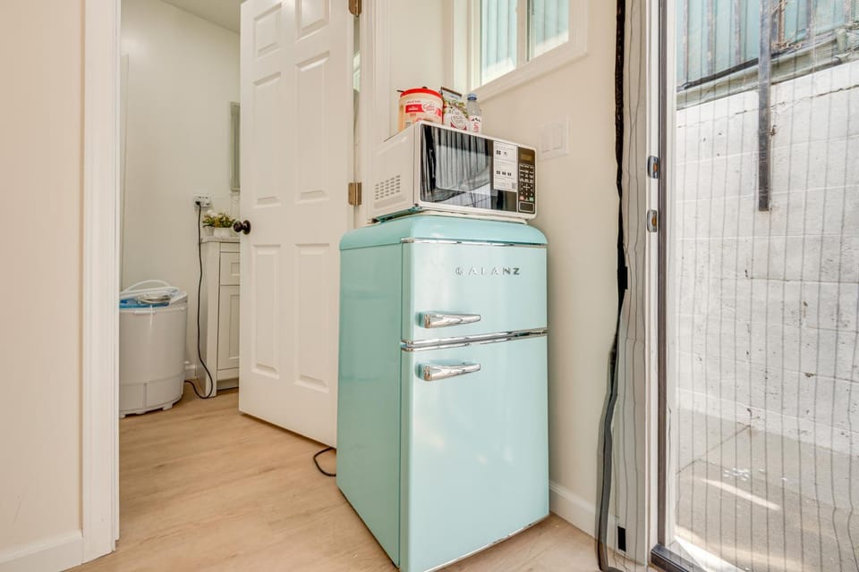 Walkable Location: Single-Story Van Nuys Apartment Apartment in Van Nuys