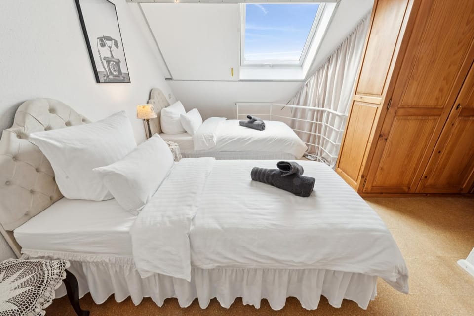 Bed, TV and multimedia, Photo of the whole room, Bedroom, flat iron, furniture, wardrobe