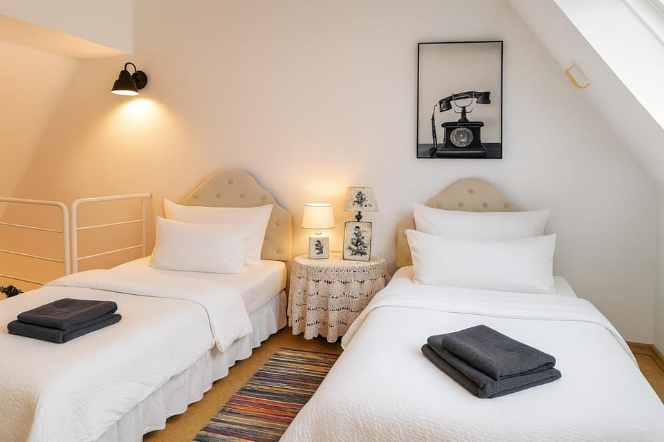 Toilet, Bed, Bathroom, TV and multimedia, Bedroom, Bath, wardrobe