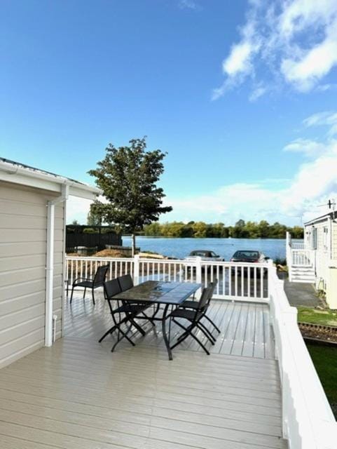 Property building, Natural landscape, Balcony/Terrace, Dining area, Lake view
