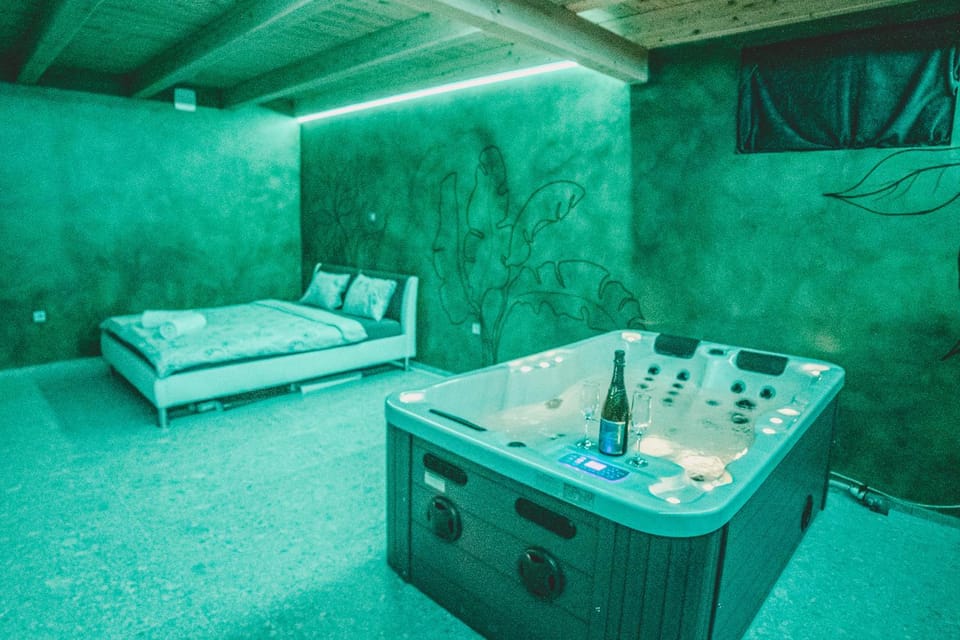 Hot Tub, Spa and wellness centre/facilities