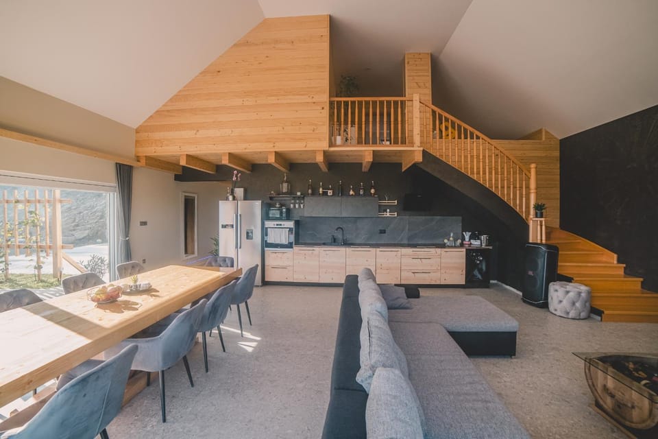 Kitchen or kitchenette, Living room, Seating area, Dining area