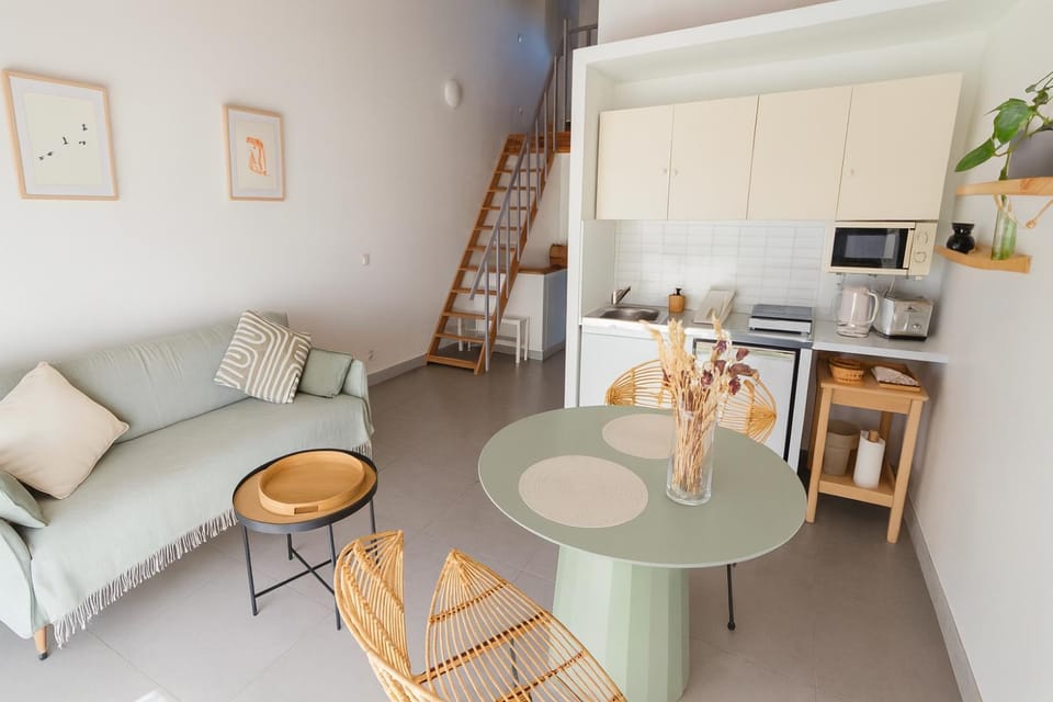 Kitchen or kitchenette, Living room, Seating area, Dining area, stove
