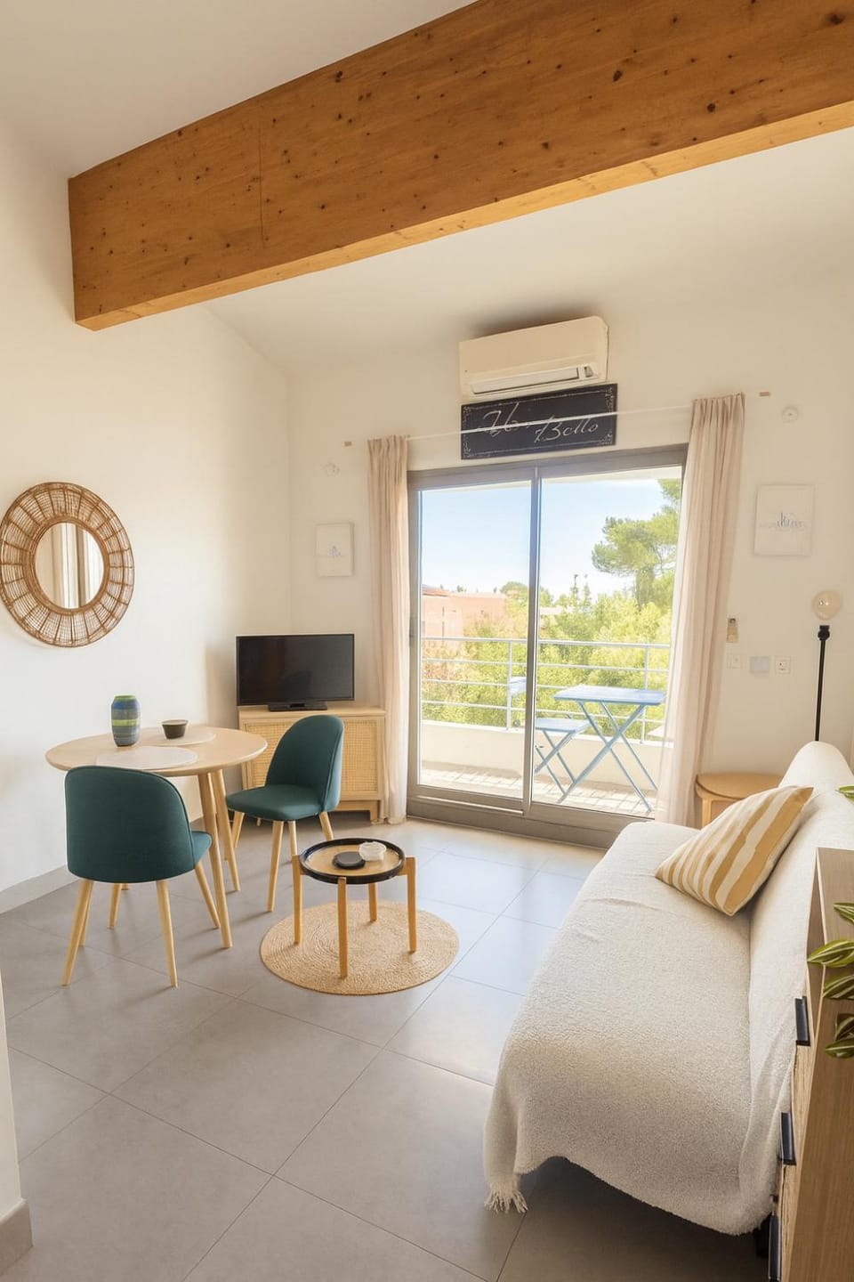 Communal lounge/ TV room, TV and multimedia, Living room, Seating area, air conditioner