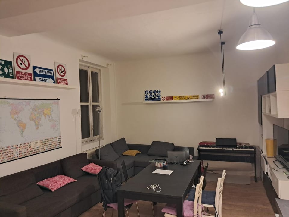 Communal lounge/ TV room, TV and multimedia, Living room, Seating area, Dining area