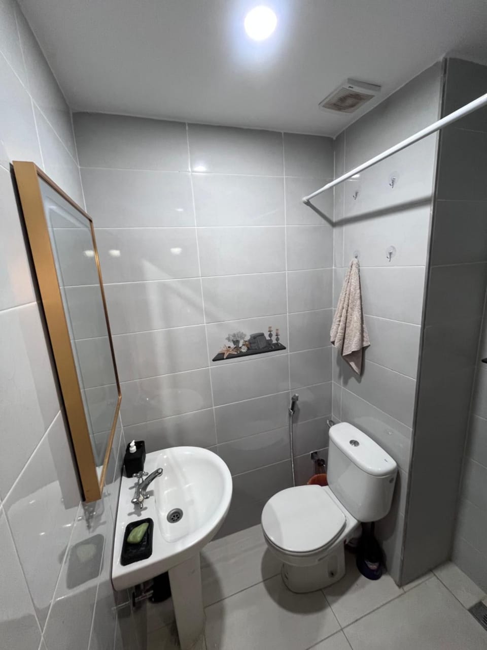 Shower, Toilet, Bathroom, bidet, towels