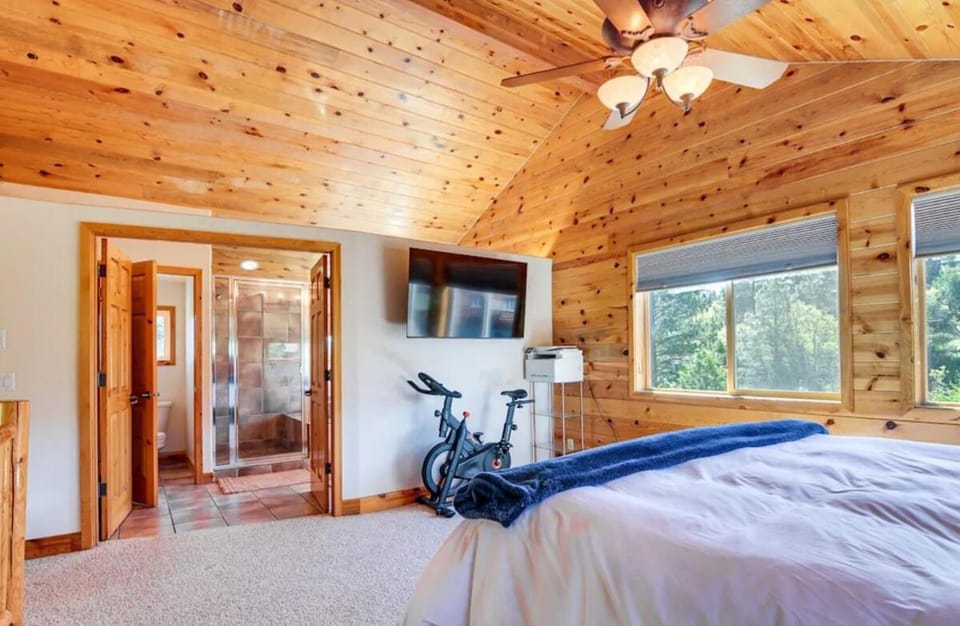 Duck creek Cabin With ac, Teslacharger, And Dog Enclosure Cabin in Utah