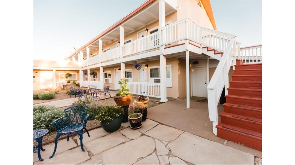 Property building, Patio, Facade/entrance, Day, Garden, Balcony/Terrace, Seating area