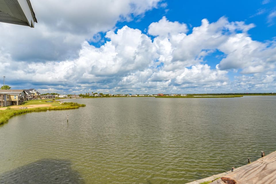 Private Home on Lagoon with Views in Hitchcock! House in La Marque