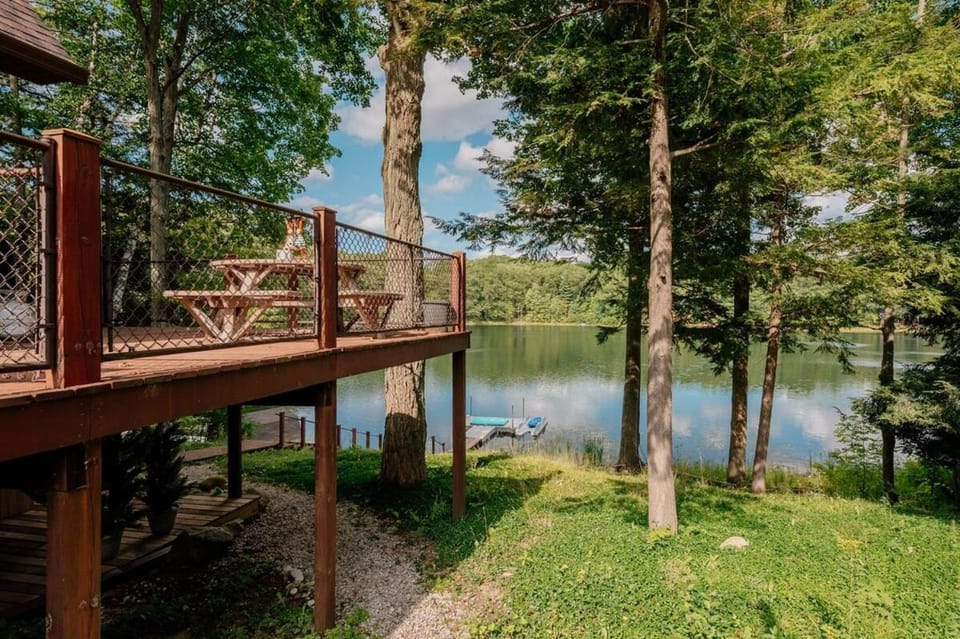 Loon's Lakehouse House in Lake Ann