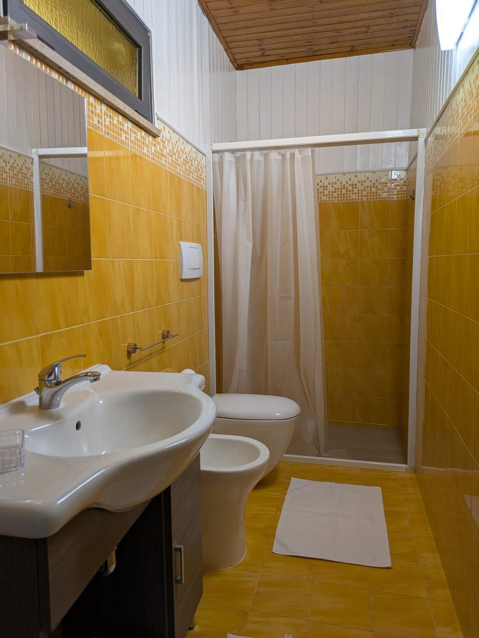 Shower, Toilet, Bathroom, bidet, towels