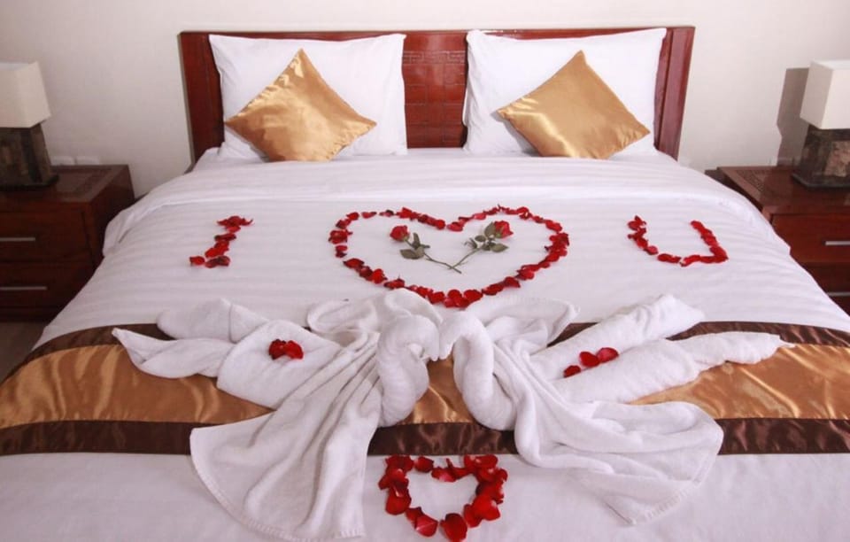 Bed, Photo of the whole room, Bedroom, towels