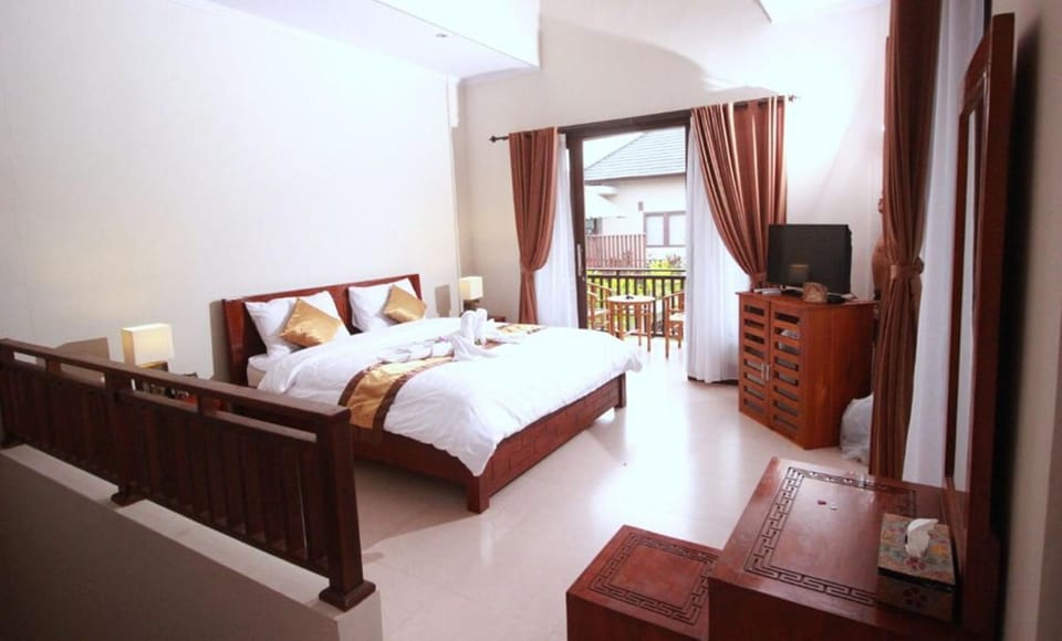 Bed, TV and multimedia, Photo of the whole room, Seating area, Bedroom