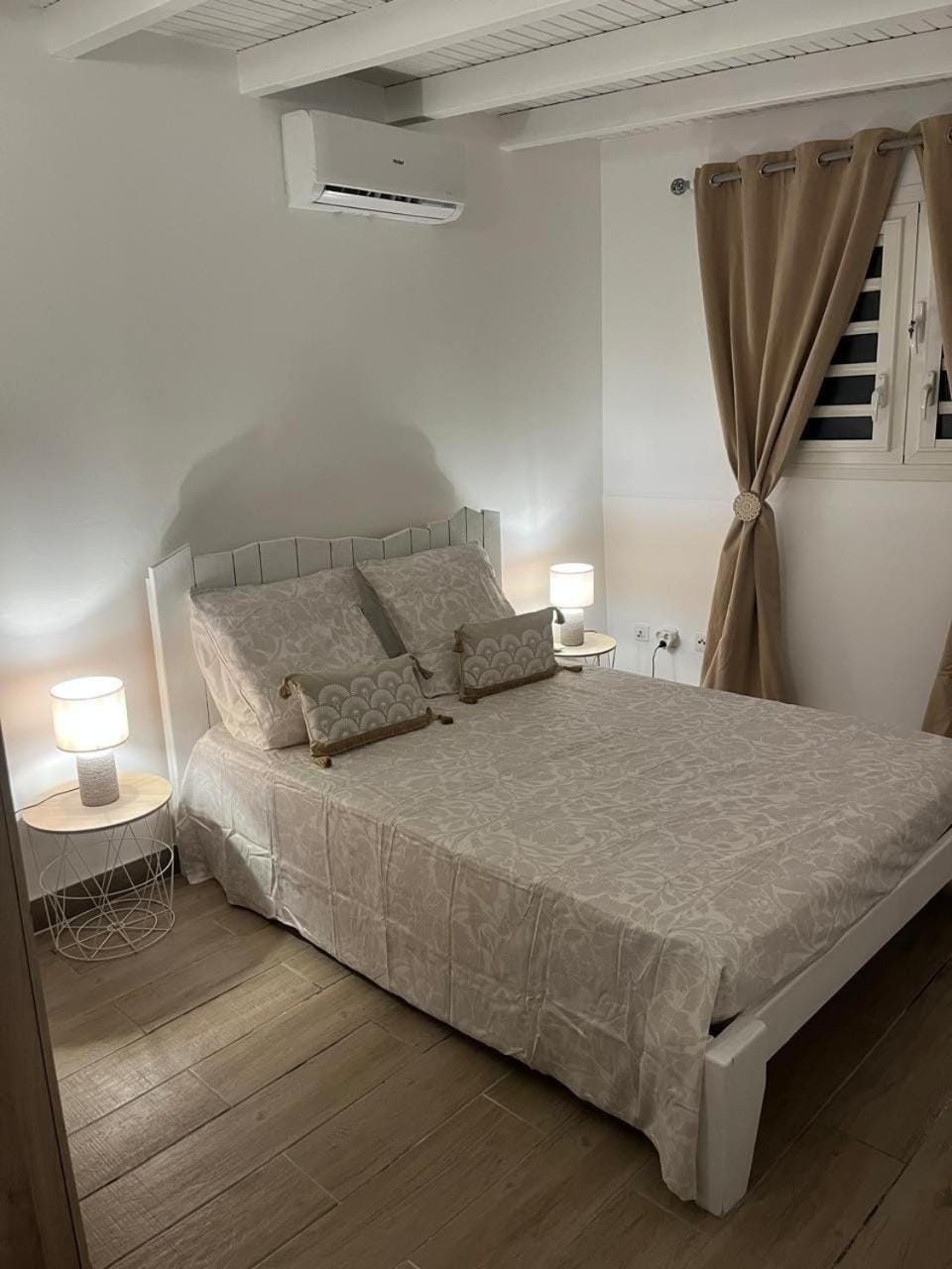 Bed, Photo of the whole room, Bedroom, air conditioner