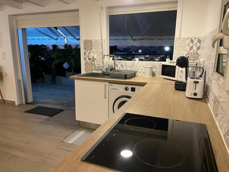 Kitchen or kitchenette, Dining area, stove