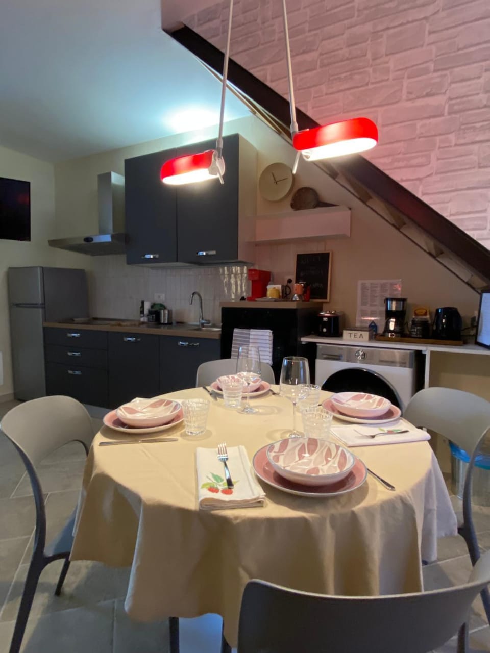 Kitchen or kitchenette, Dining area