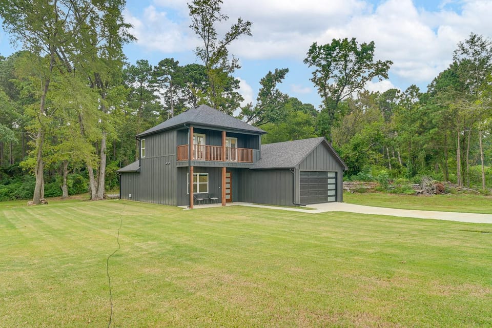 Lake-View Retreat w/ Games & Yard in Daingerfield House in Texas