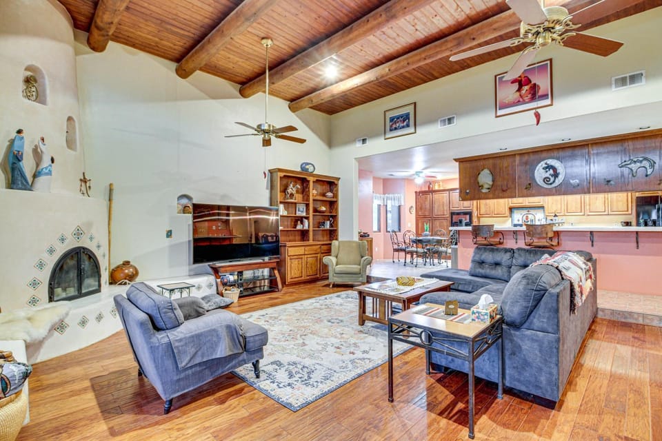 Stunning Sandia Mtn Views: Rio Rancho Retreat House in Corrales