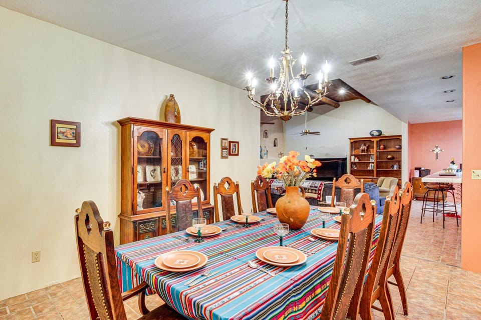 Stunning Sandia Mtn Views: Rio Rancho Retreat House in Corrales
