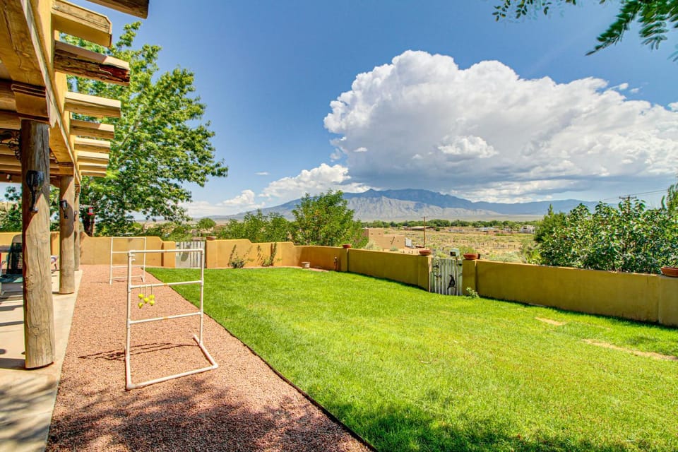 Stunning Sandia Mtn Views: Rio Rancho Retreat House in Corrales
