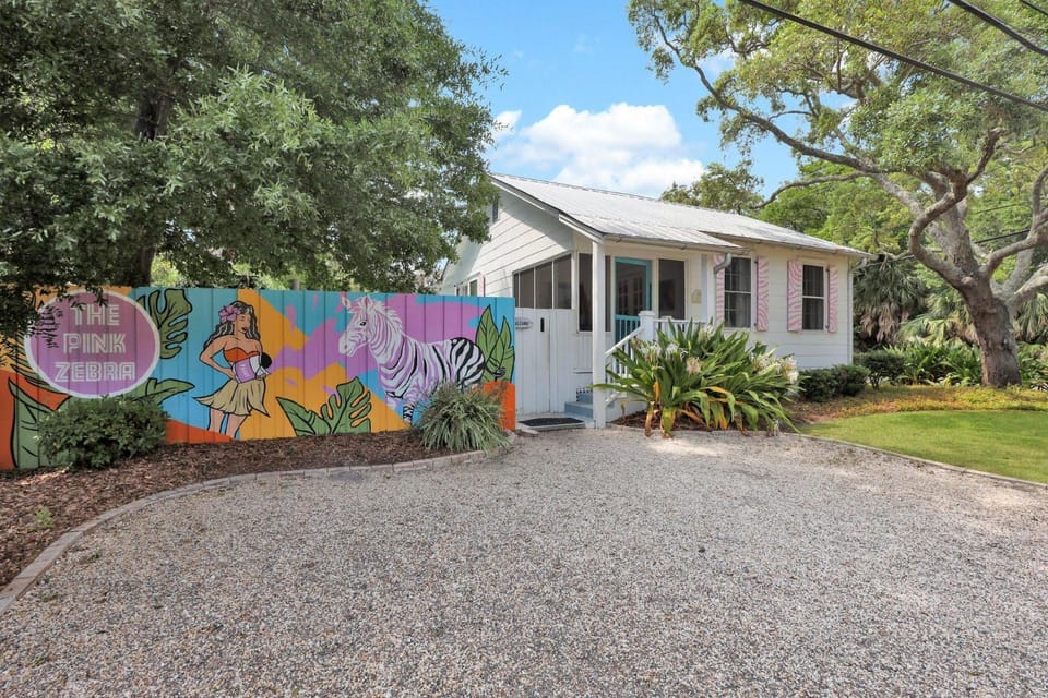 Pink Zebra Cottage by Tybee Cottages House in Tybee Island
