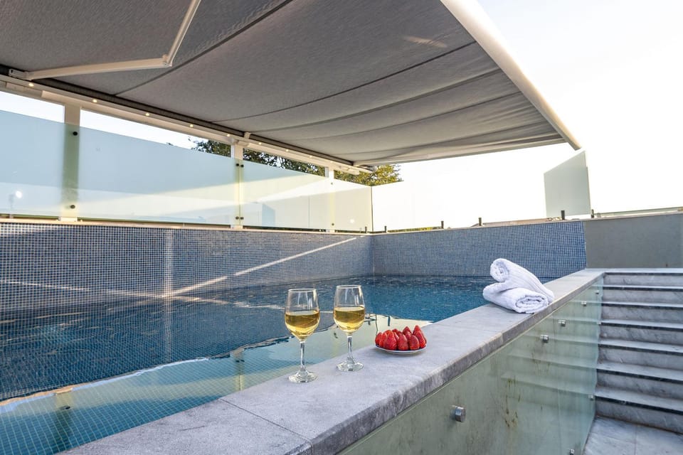 Swimming pool, Drinks, Alcoholic drinks
