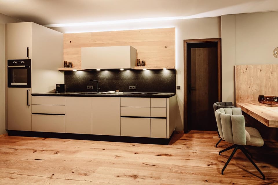 Kitchen or kitchenette, Dining area, stove