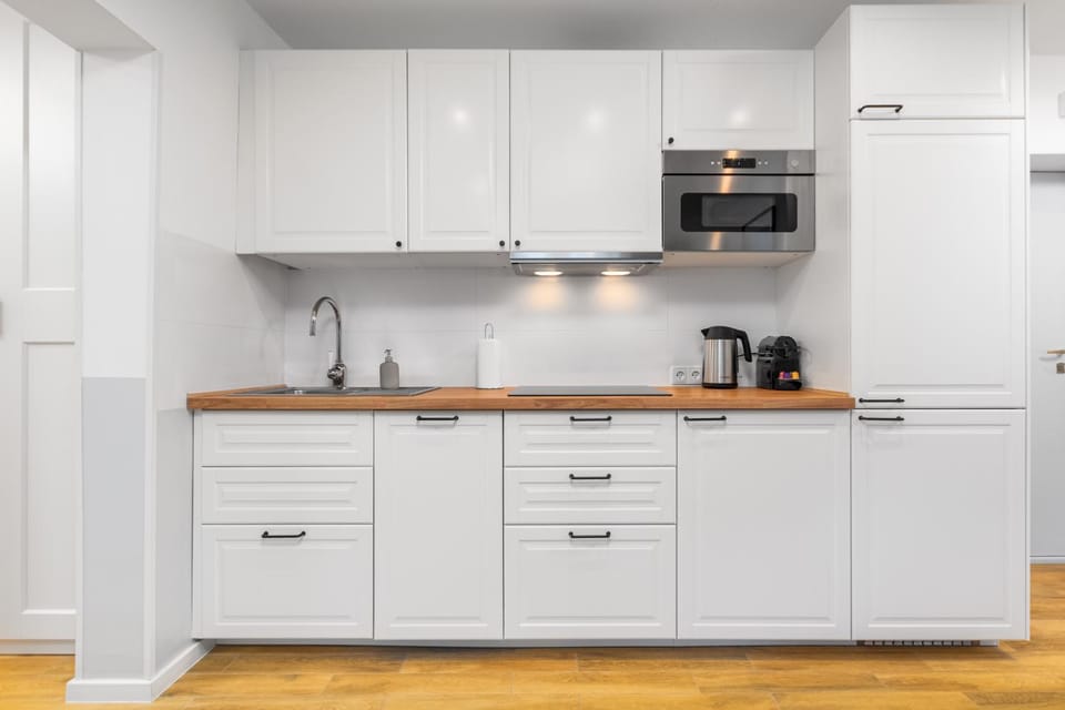 Coffee/tea facilities, Kitchen or kitchenette, stove