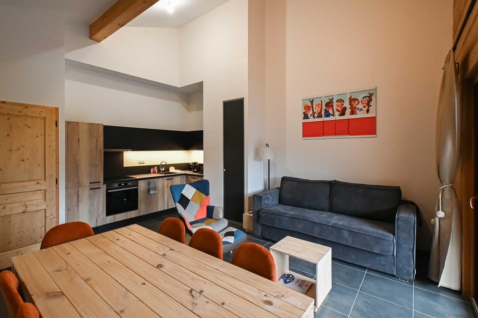 Dans résidence neuve LE SNOW ROC sur les pistes, appartement 8 personnes 2 chambres et coin montagne avec Terrasse WIFI et SAUNA Apartment in Haute-Savoie
