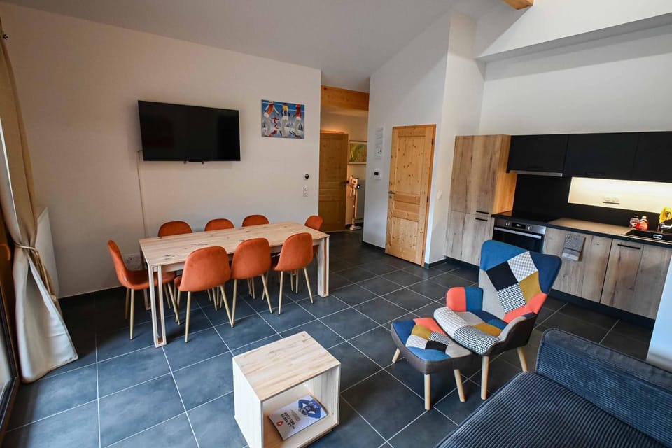Dans résidence neuve LE SNOW ROC sur les pistes, appartement 8 personnes 2 chambres et coin montagne avec Terrasse WIFI et SAUNA Apartment in Haute-Savoie