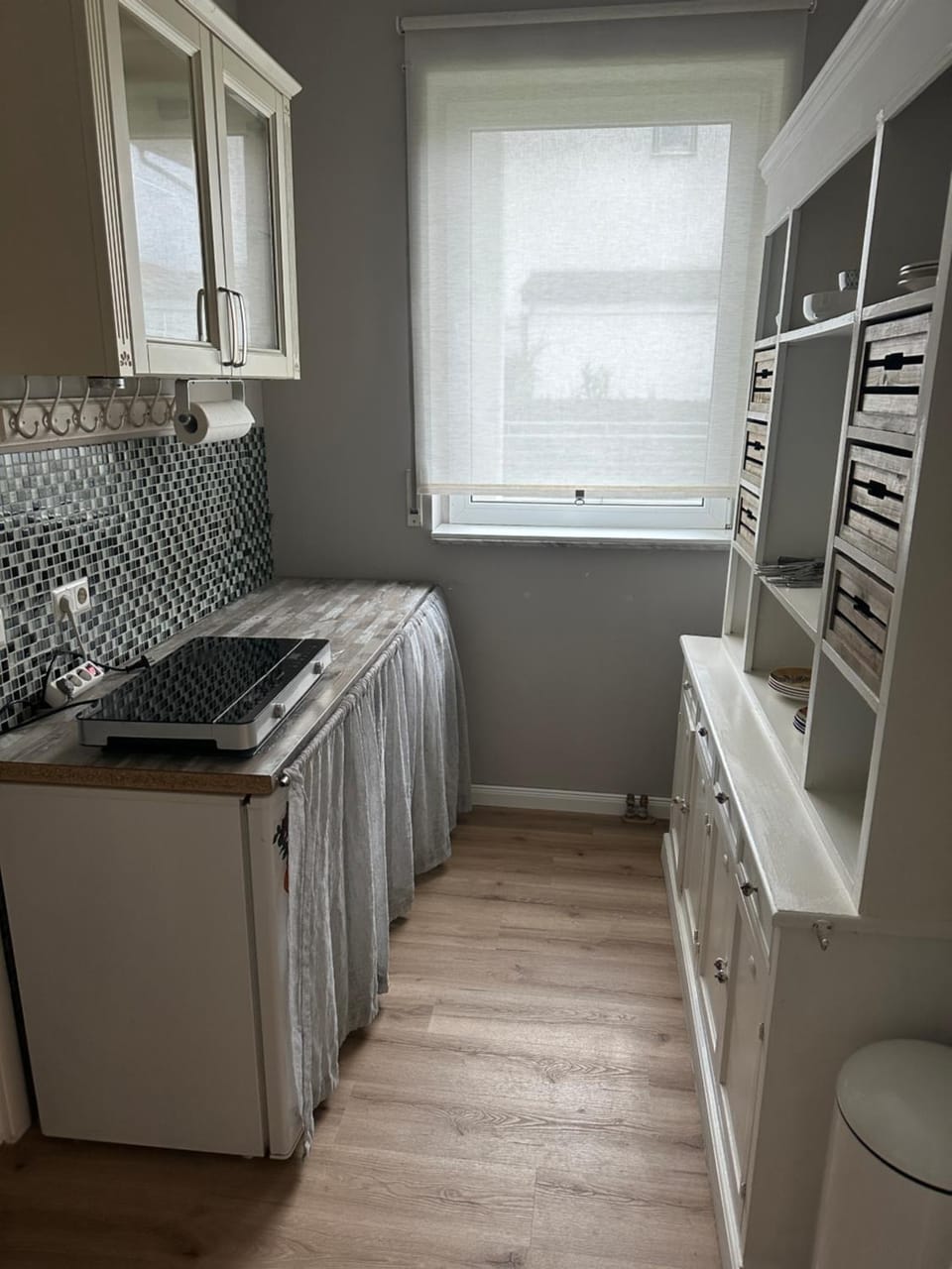 Kitchen or kitchenette, dishwasher, stove