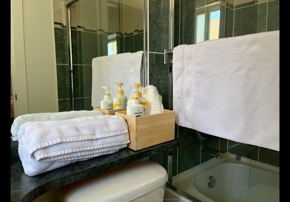 Luxury New 5-bedroom 4- bathroom Single House Villa in Surrey