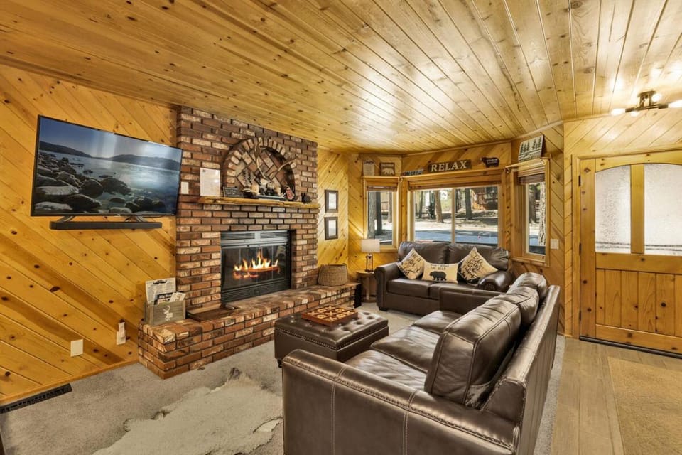 Golden West Cottage at Snow Summit - Walk to Lifts- Hot Tub- Foosball- Central Retreat- House in Big Bear