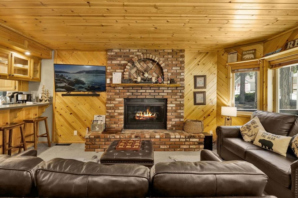 Golden West Cottage at Snow Summit - Walk to Lifts- Hot Tub- Foosball- Central Retreat- House in Big Bear