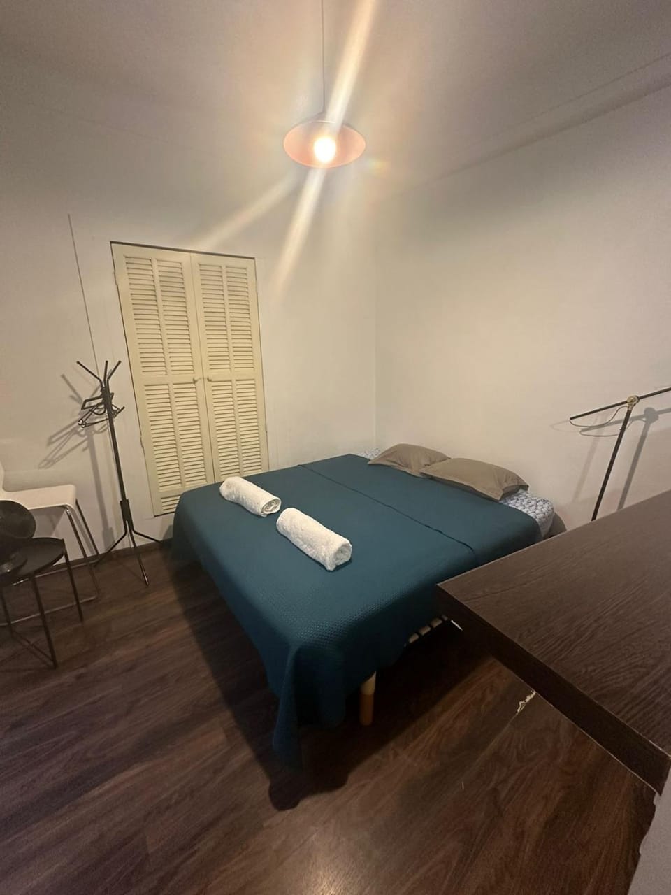 Bed, Bedroom, towels