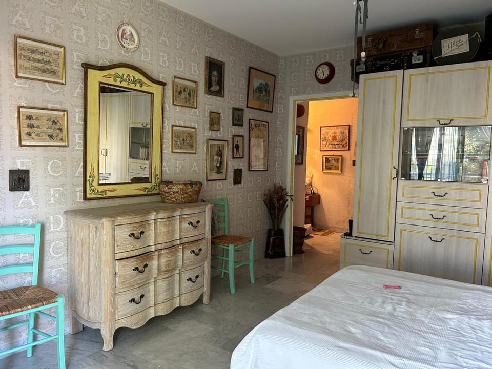 Photo of the whole room, wardrobe