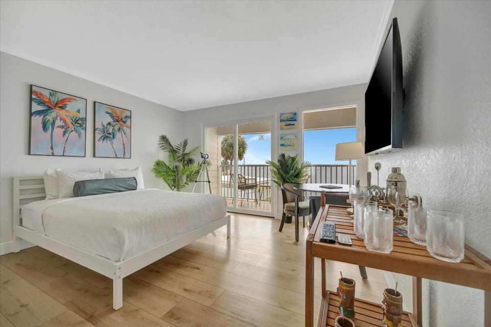 Bed, TV and multimedia, Balcony/Terrace, Seating area, Bedroom, Sea view
