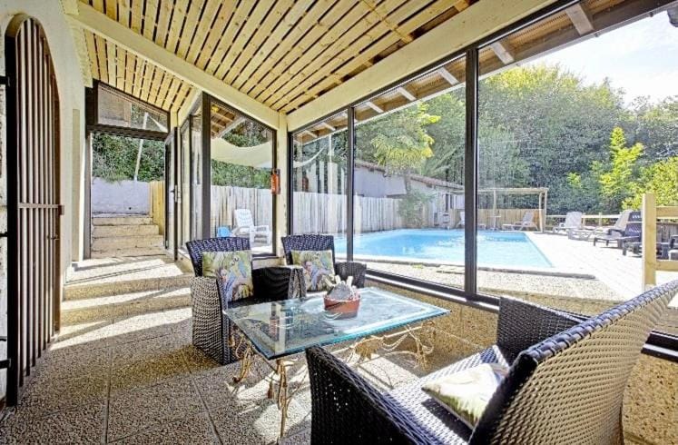 Bastide piscine, pétanque, salle de jeux et spa House in French Basque Country