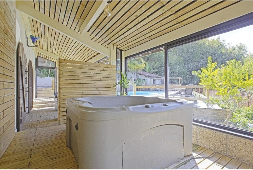 Bastide piscine, pétanque, salle de jeux et spa House in French Basque Country
