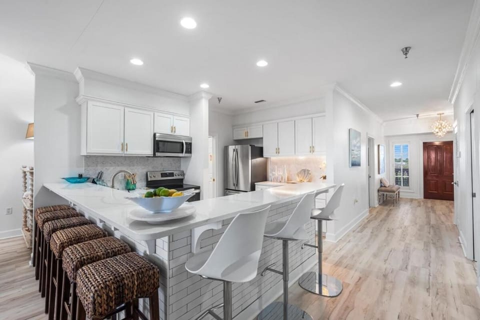 Kitchen or kitchenette, Seating area, dishwasher, oven, stove, toaster