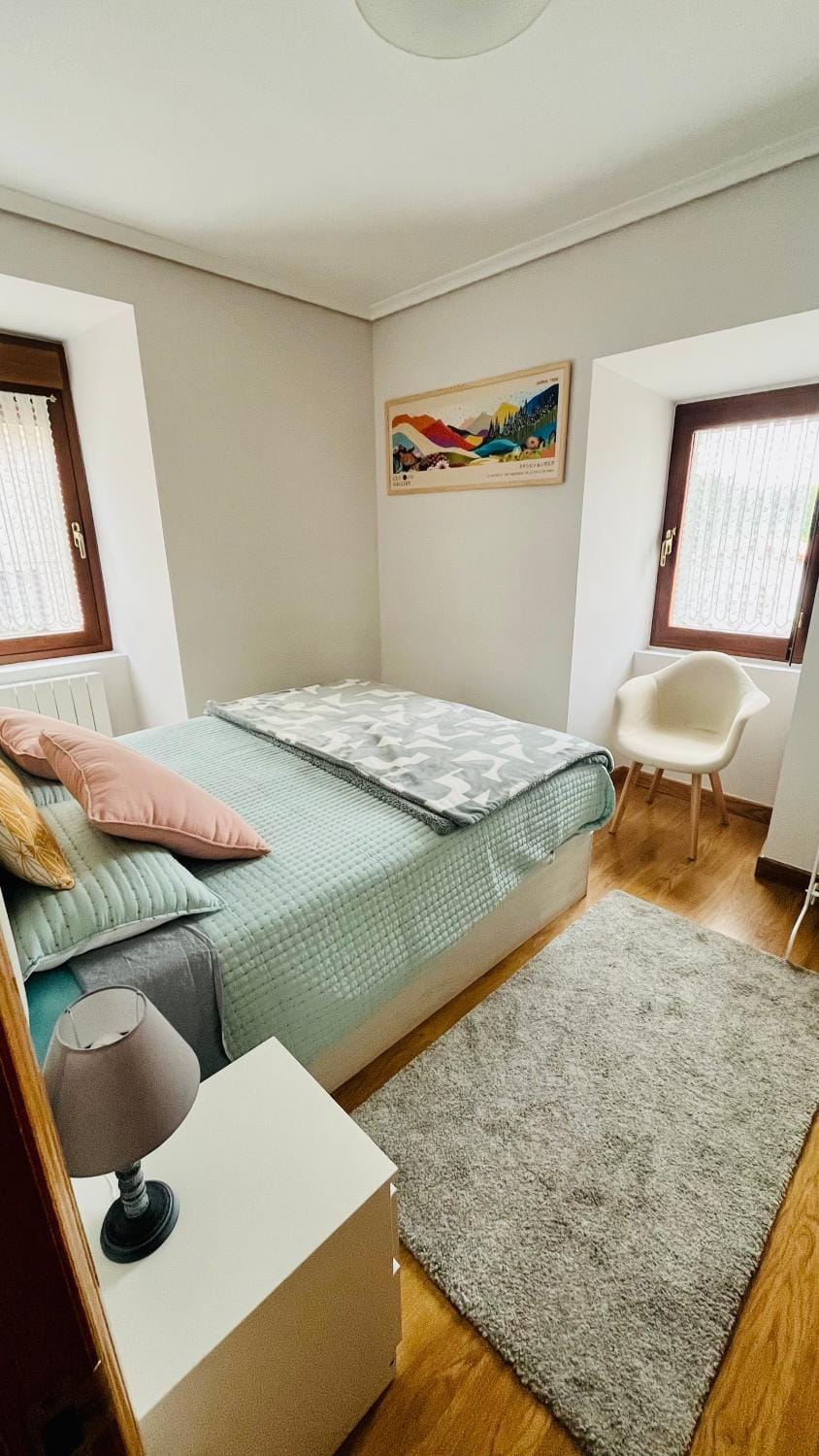 Photo of the whole room, Bedroom