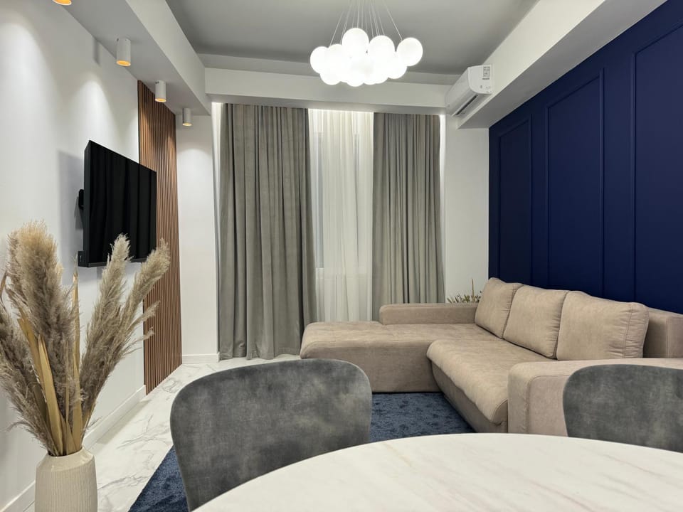 Bed, TV and multimedia, Living room, Photo of the whole room, Seating area, Bedroom