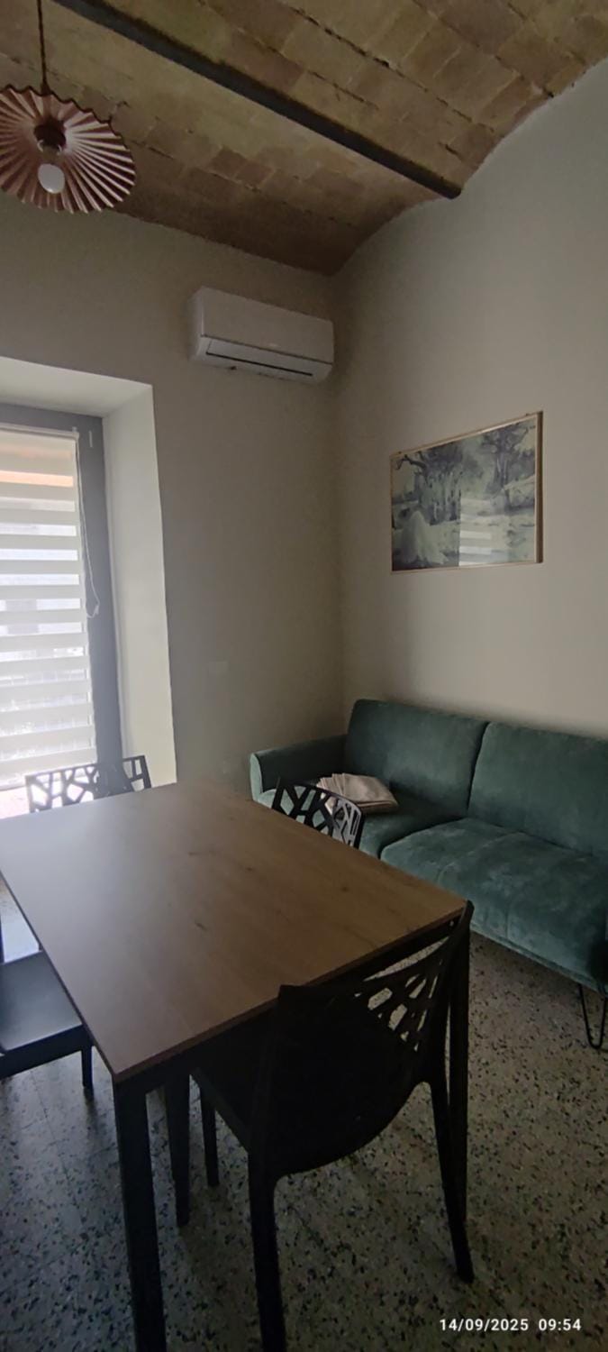 Seating area, Dining area, air conditioner