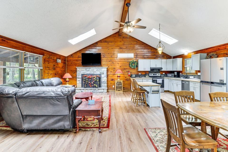 Long Pond Log Cabin w/ Hot Tub Soaks & Outdoor Fun Cabin in Pocono Mountains