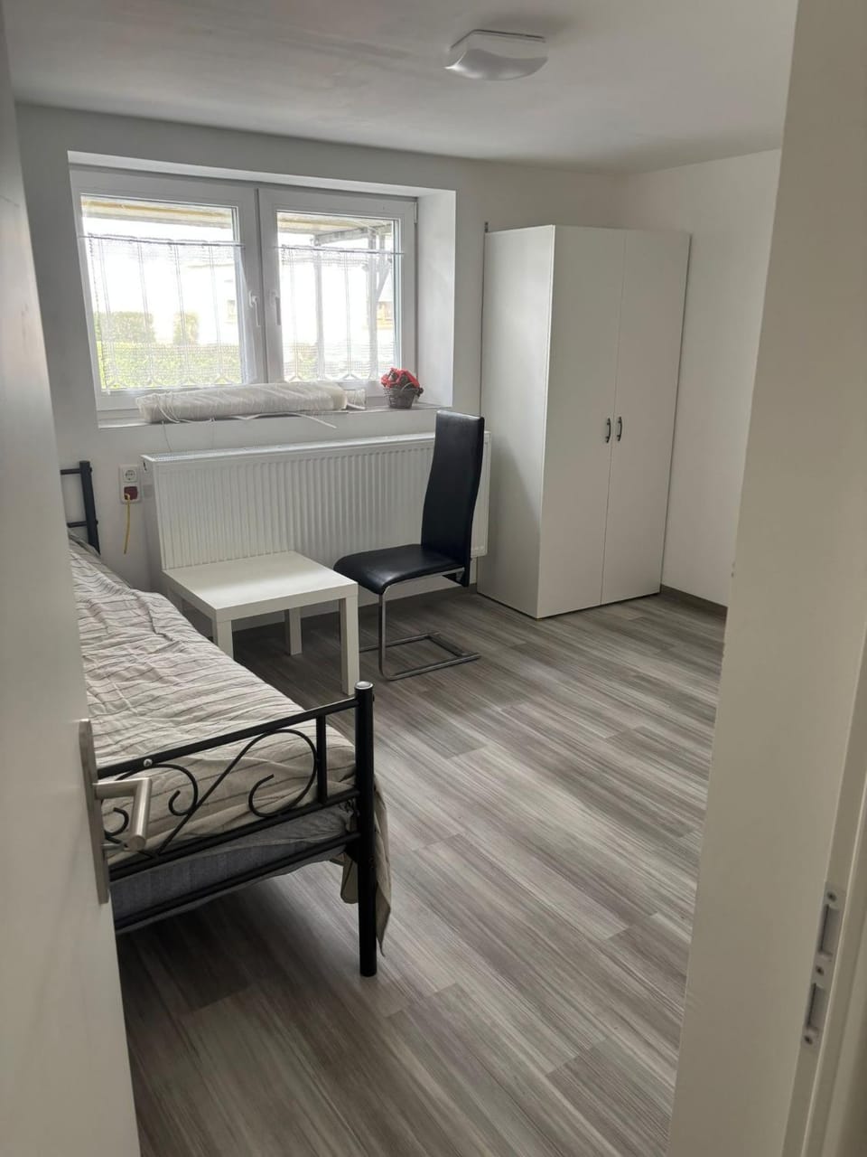 Bed, Dining area