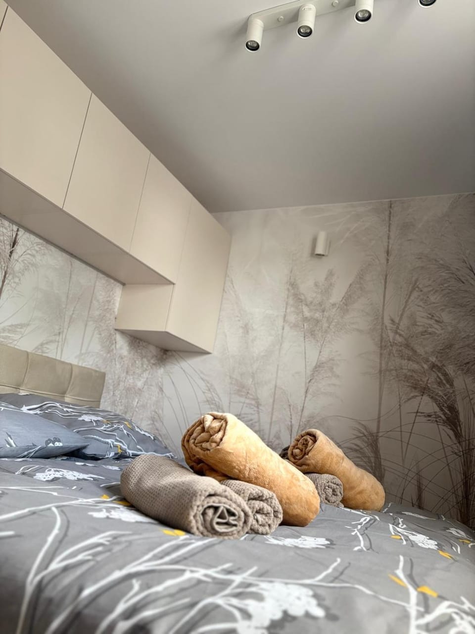 Bed, Bedroom, towels